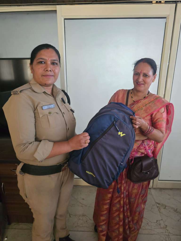 सीसीटीवी कैमरों की मदद से खोया बैग बरामद, आगंतुक महिला को सकुशल किया सुपुर्द