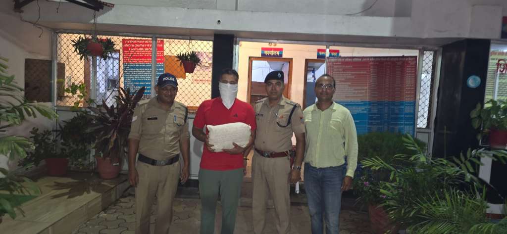 रात के अंधेरे में दीवार फांदकर महिला के कपड़े चुराने वाला हल्द्वानी पुलिस की गिरफ्त में।